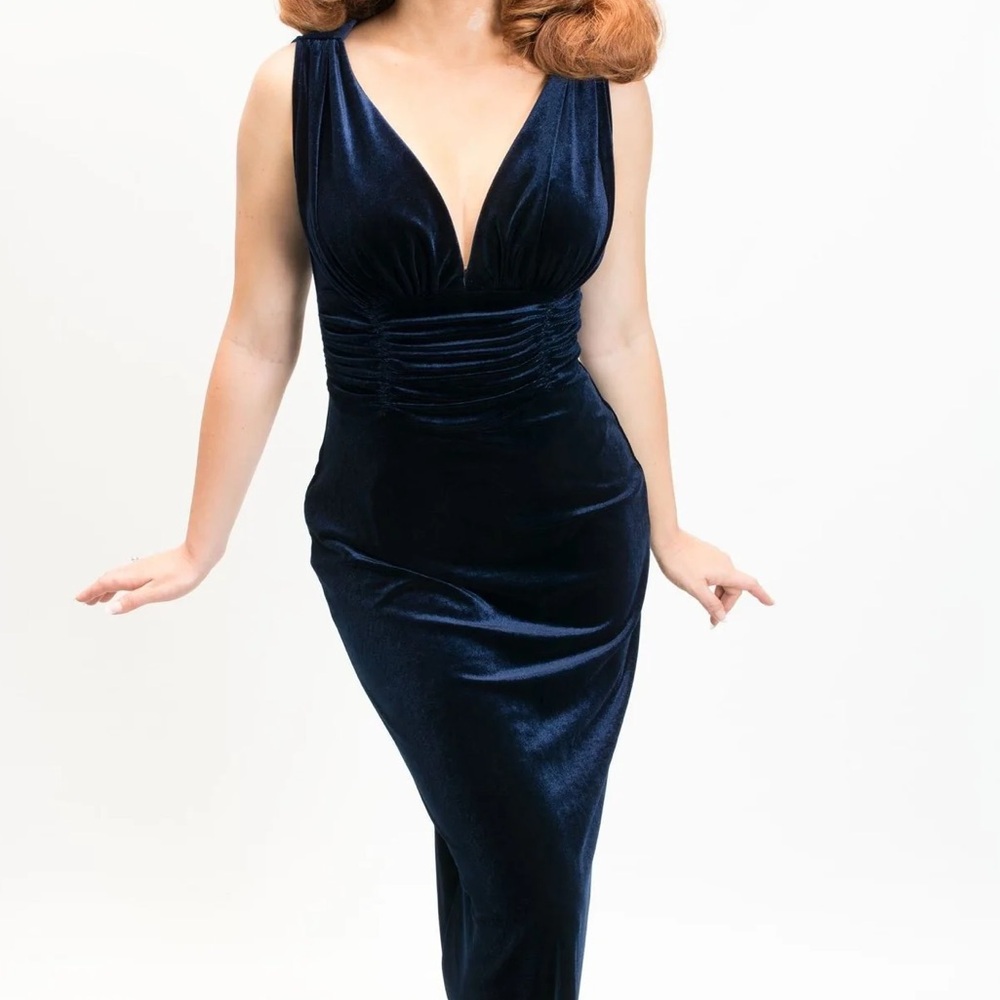 🏷️ Heart of Haute Formal Athena Gown in Velvet Navy, Size XL